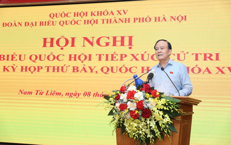 Chủ tịch HĐND TP, Phó trưởng đoàn đại biểu Quốc hội TP Hà Nội Nguyễn Ngọc Tuấn tiếp thu ý kiến của cử tri. Ảnh: Thịnh An