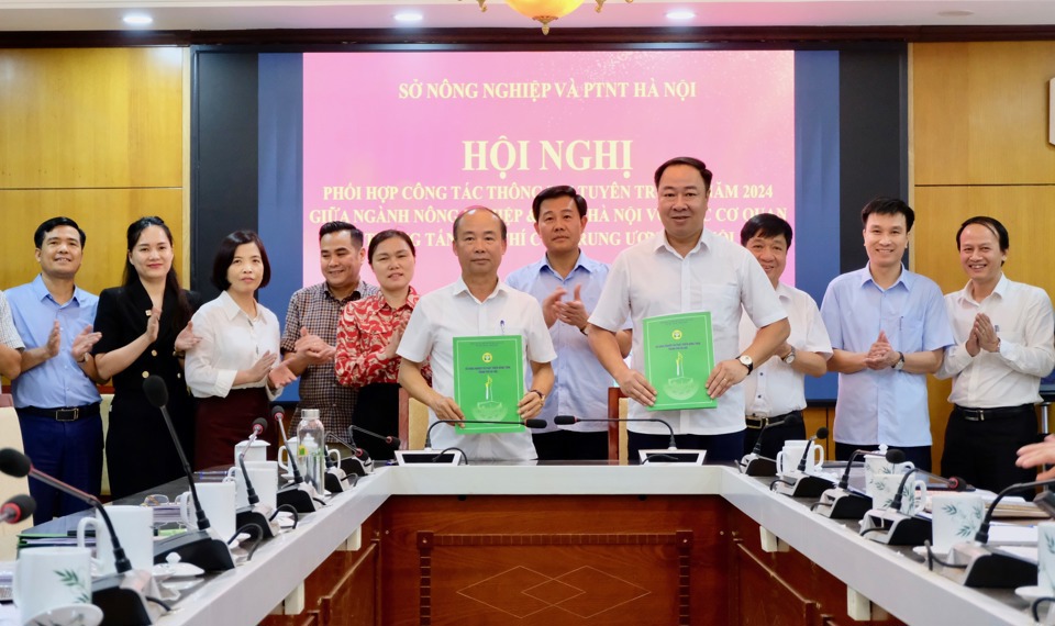 Đại diện lãnh đạo Sở NN&PTNT Hà Nội và Báo Kinh tế & Đô thị ký kết chương trình phối hợp thông tin, tuyên truyền năm 2024.