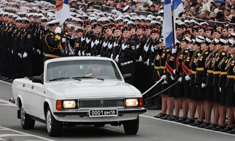 Quacirc;n đội Nga tham gia Lễ duyệt binh. Ảnh: The Guardian