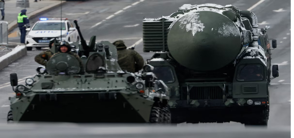 Xe bọc th&eacute;p chở qu&acirc;n BTR-82A của Nga v&agrave; đơn vị hệ thống t&ecirc;n lửa đạn đạo Yars di chuyển trước khi sự kiện được tổ chức. Ảnh: Reuters