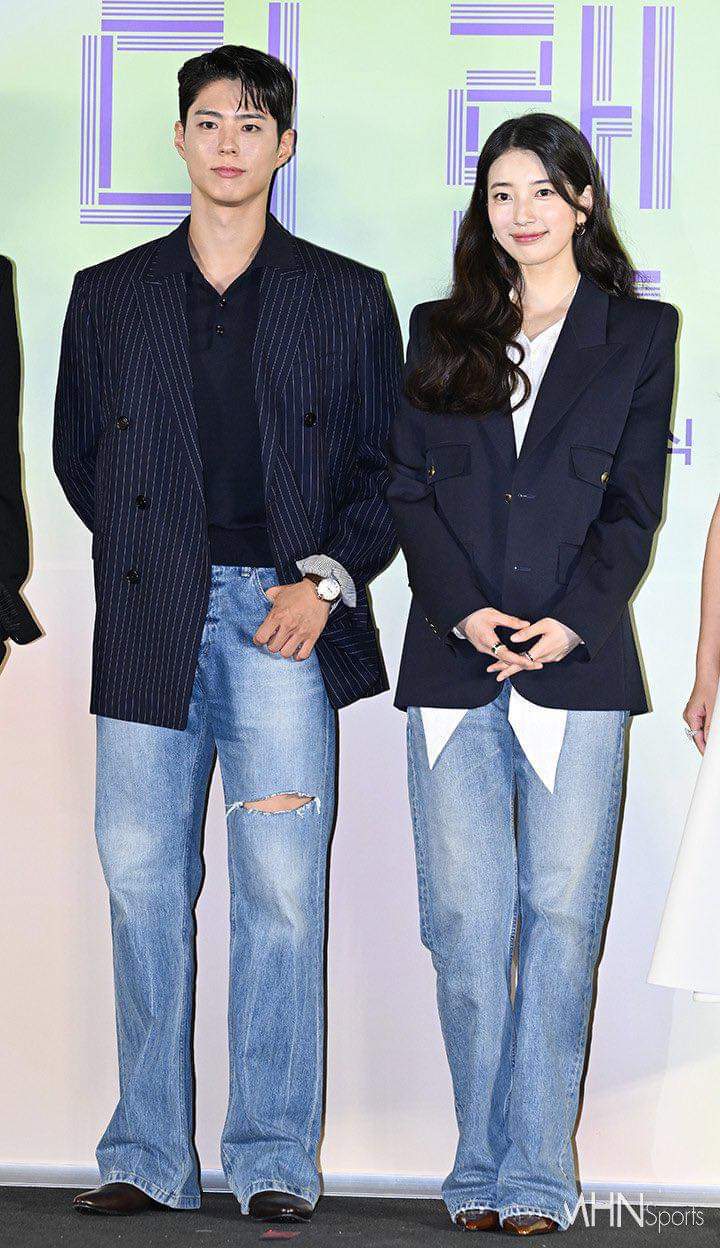 Suzy v&agrave; Park Bo Gum v&agrave;o vai một cặp vợ chồng trẻ.