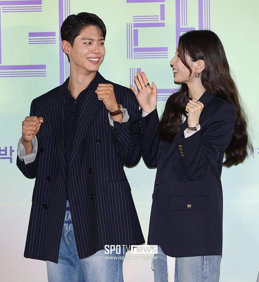 Suzy v&agrave; Park Bo Gum diện đồ đ&ocirc;i (&aacute;o kho&aacute;c, jeans, gi&agrave;y, đồng hồ) t&ocirc;ng xuyệt t&ocirc;ng trong họp b&aacute;o &ldquo;Wonderland&rdquo;.