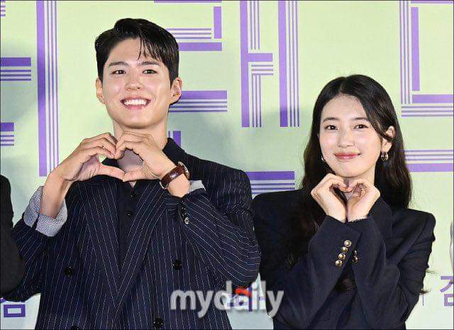 Suzy v&agrave; Park Bo Gum dự họp b&aacute;o chiều nay 9/5.