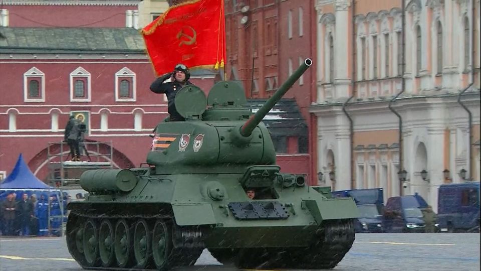 Một chiếc xe tăng Nga tại Lễ duyệt binh. Ảnh: Sky News