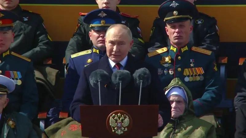 Tổng thống Nga Vladimir Putin ph&aacute;t biểu tại lễ duyệt binh. Ảnh: RT