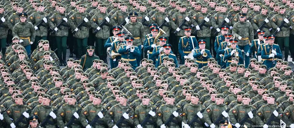 Hơn 9.000 quacirc;n nhacirc;n Nga từ nhiều binh chủng đatilde; tham gia duyệt binh tại lễ Ngagrave;y Chiến thắng. Ảnh: DW