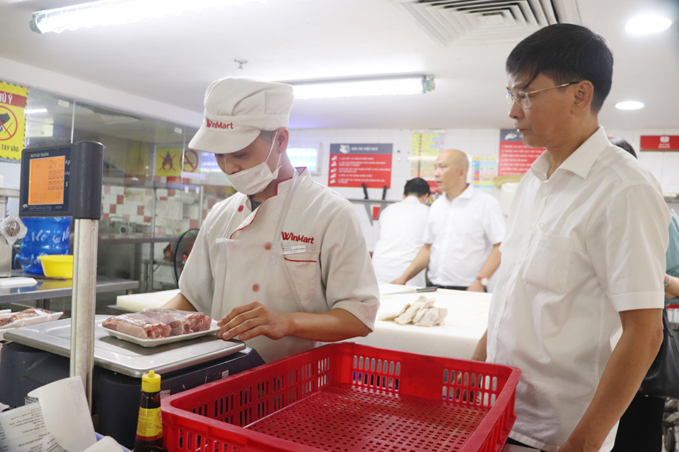 Ph&oacute; Gi&aacute;m đốc Sở Y tế H&agrave; Nội Vũ Cao Cương kiểm tra tại khu chế biến thực phẩm.