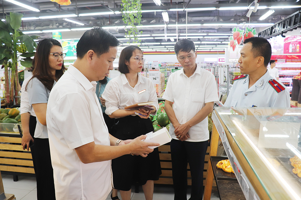 Đoàn kiểm tra liên ngành kiểm tra nhãn mác sản phẩm bánh ngọt.