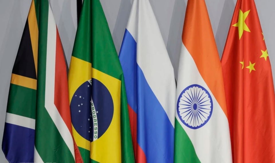 Quốc kỳ caacute;c nước thagrave;nh viecirc;n BRICS. Ảnh: AFP