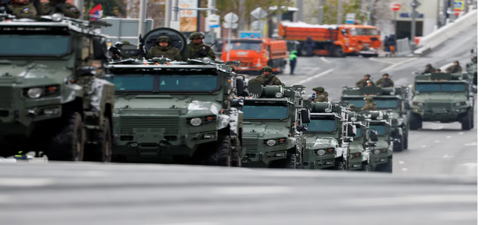 Xe qu&acirc;n sự của Nga chạy dọc đường trước cuộc duyệt binh nh&acirc;n Ng&agrave;y Chiến thắng tại Moscow, Nga, ng&agrave;y 9/5/2024. Ảnh: Reuters