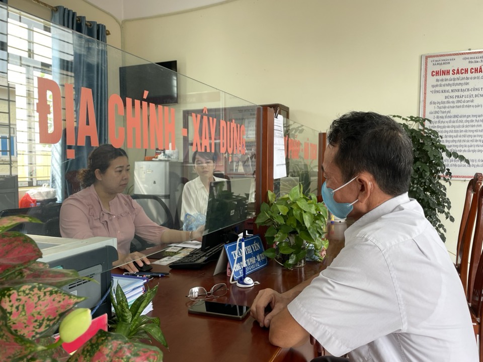 Người d&acirc;n đến giao dịch tại bộ phận &ldquo;Một cửa&rdquo; x&atilde; H&ograve;a B&igrave;nh, huyện Thường T&iacute;n lu&ocirc;n được c&aacute;n bộ hướng dẫn nhiệt t&igrave;nh, chu đ&aacute;o.