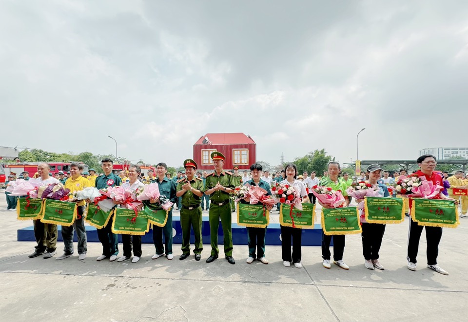 Ban tổ chức trao giải cho c&aacute;c đội thi. &nbsp;