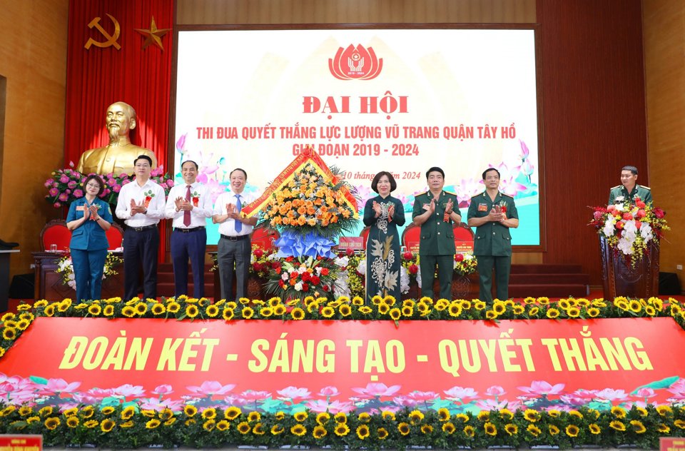 L&atilde;nh đạo quận T&acirc;y Hồ tặng hoa ch&uacute;c mừng đại hội.