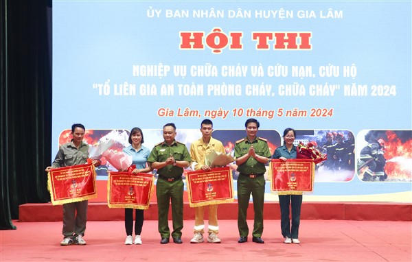 Trao giải Nhất phần thi l&yacute; thuyết cho x&atilde; Đ&ocirc;ng Dư.