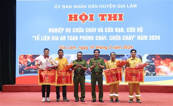 Trao giải phần thi thực h&agrave;nh cho c&aacute;c đội đạt th&agrave;nh t&iacute;ch.