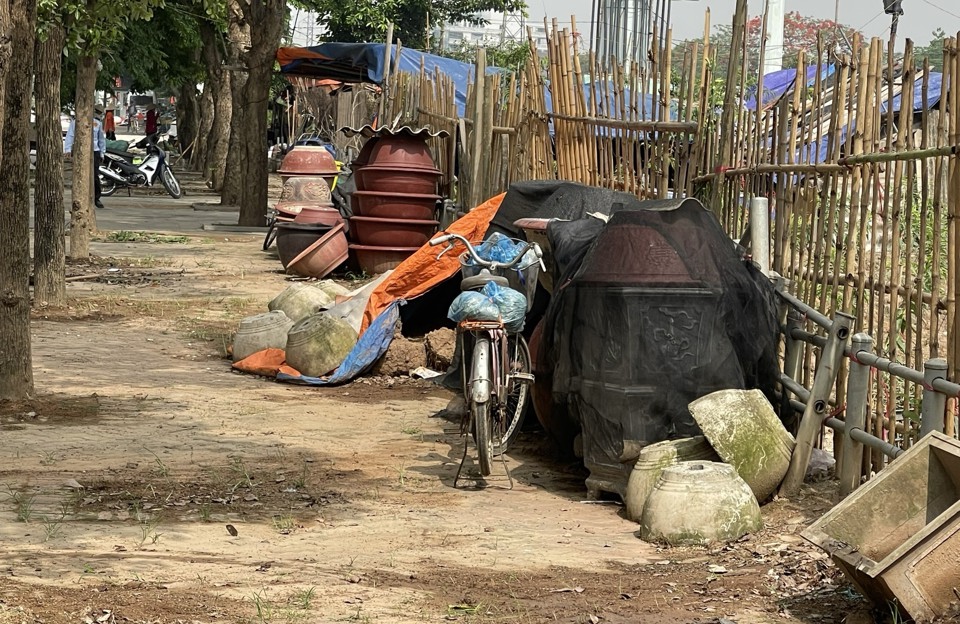 Một số hộ d&acirc;n chiếm dụng vỉa h&egrave; đường 40m Nam Thăng Long l&agrave;m nơi b&agrave;y biện đồ đạc g&acirc;y cản trở mất an to&agrave;n giao th&ocirc;ng, mỹ quan đ&ocirc; thị.