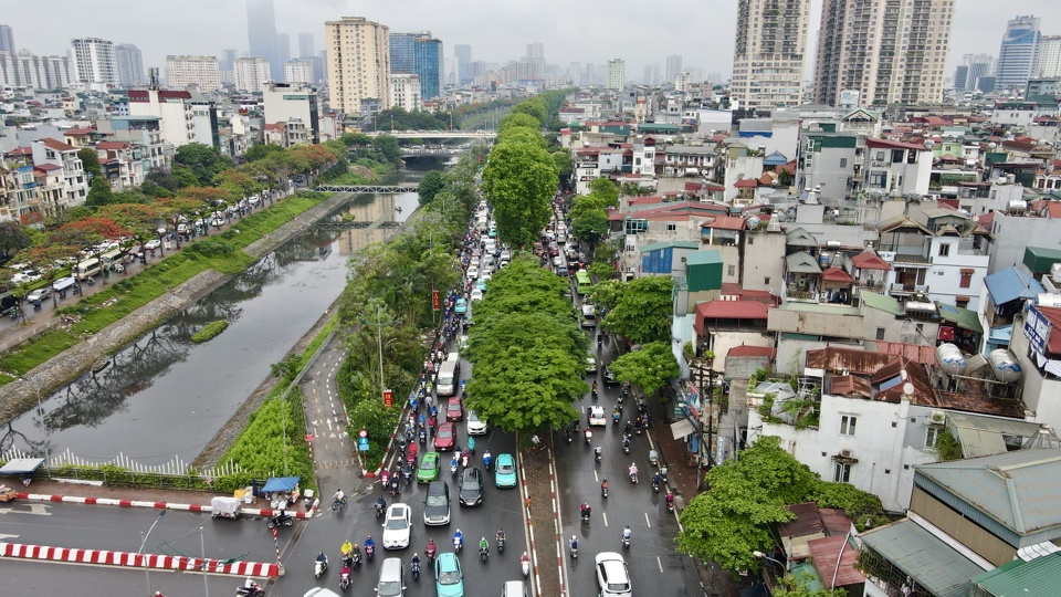 Đường L&aacute;ng thường xuy&ecirc;n xảy ra &ugrave;n tắc v&agrave;o khung giờ cao điểm.