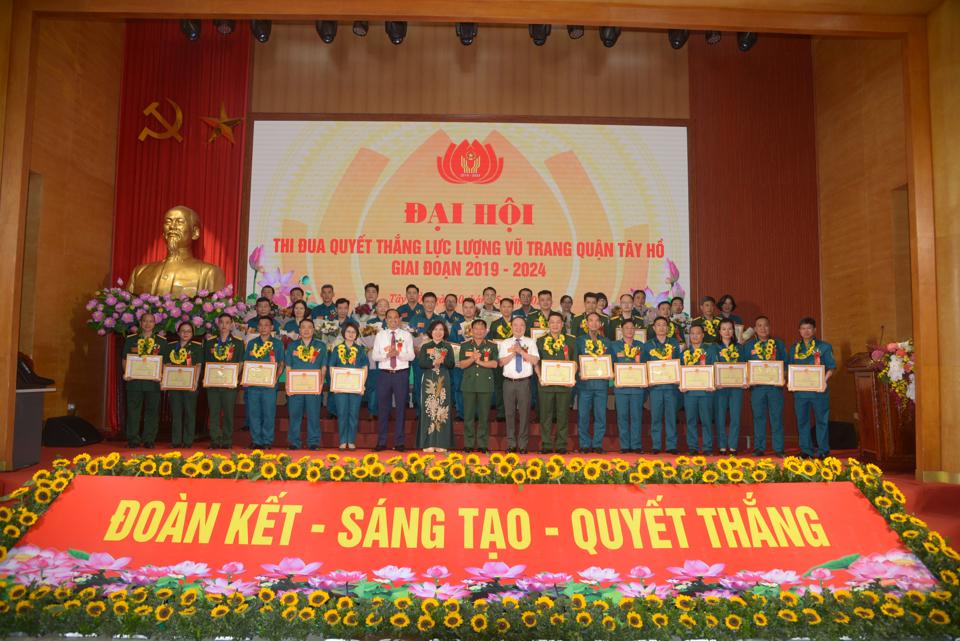 L&atilde;nh đạo quận T&acirc;y Hồ, Bộ Tư lệnh Thủ đ&ocirc; H&agrave; Nội khen thưởng c&aacute;c tập thể, c&aacute; nh&acirc;n c&oacute; th&agrave;nh t&iacute;ch xuất sắc trong phong tr&agrave;o thi đua.