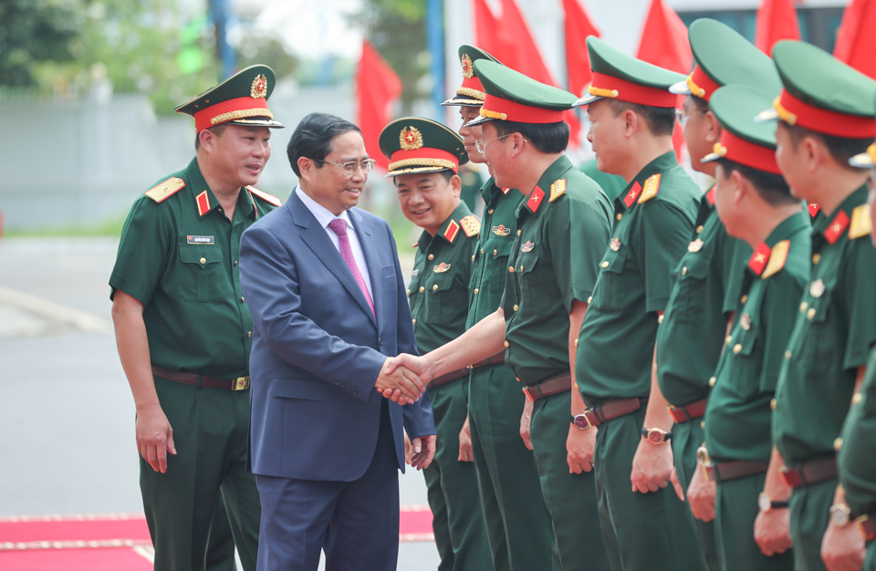 Thủ tướng Phạm Minh Ch&iacute;nh tới thăm, l&agrave;m việc với Binh đo&agrave;n 12-Tổng C&ocirc;ng ty X&acirc;y dựng Trường Sơn v&agrave; Hội Truyền thống Trường Sơn-Đường Hồ Ch&iacute; Minh Việt Nam - Ảnh: VGP/Nhật Bắc