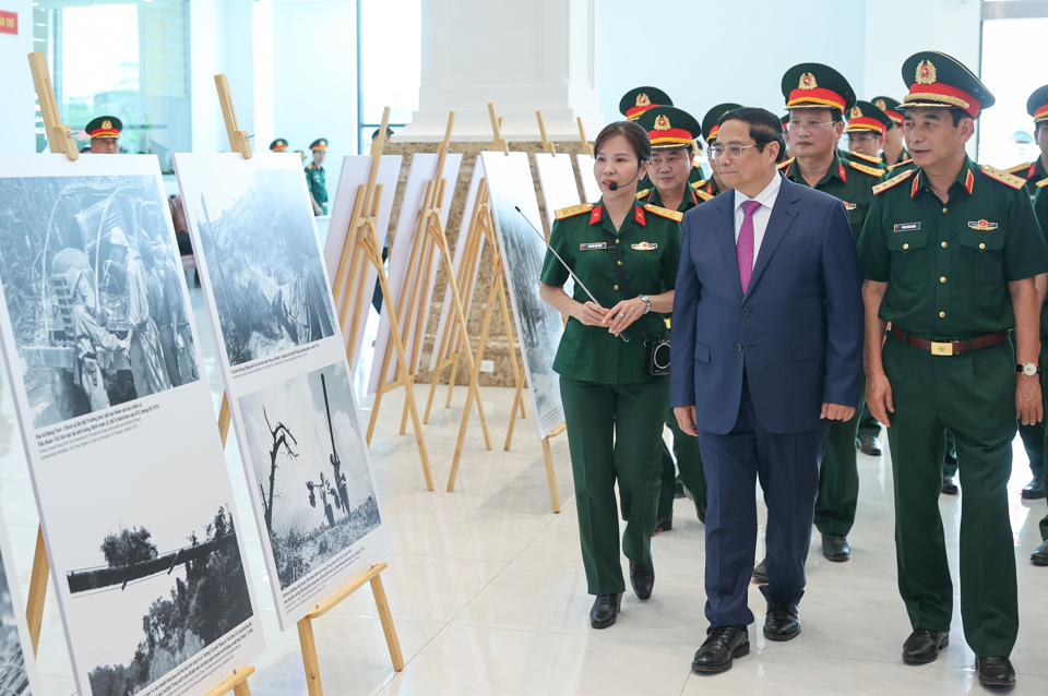 Thủ tướng tham quan triển l&atilde;m ảnh về Binh đo&agrave;n 12-Tổng C&ocirc;ng ty X&acirc;y dựng Trường Sơn - Ảnh: VGP/Nhật Bắc