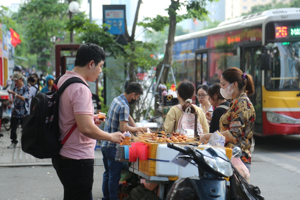 Quầy bán thức ăn nhanh trên vỉa hè đường Nguyễn Chí Thanh, Hà Nội. Ảnh: Phạm Hùng