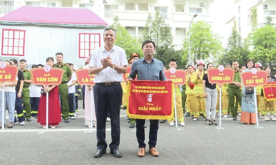 Ph&oacute; Chủ tịch UBND huyện Ho&agrave;i Đức Nguyễn Trung Thuận trao thưởng cho đội thi đoạt giải nhất.