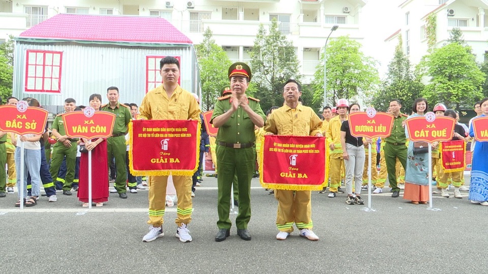 Thượng t&aacute; Nguyễn Ngọc Mẽ, Trưởng C&ocirc;ng an huyện Ho&agrave;i Đức trao phần thưởng cho 2 đội đồng giải Ba.