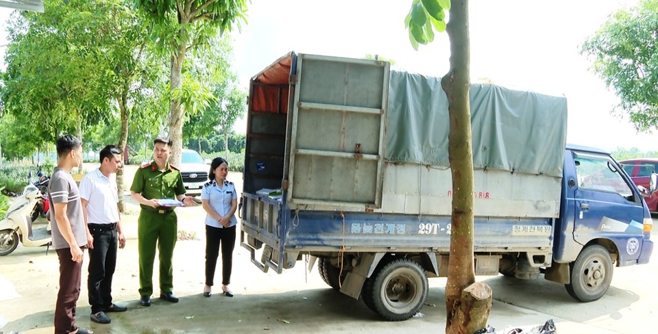 Lực lượng chức năng kiểm tra xe chở h&agrave;ng. Ảnh CACC