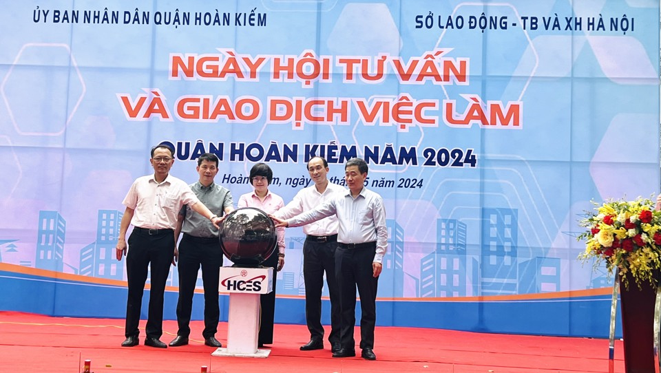 C&aacute;c đại biểu ấn n&uacute;t khai mạc Ng&agrave;y hội Tư vấn v&agrave; giao dịch việc l&agrave;m quận Ho&agrave;n Kiếm năm 2024.&nbsp;