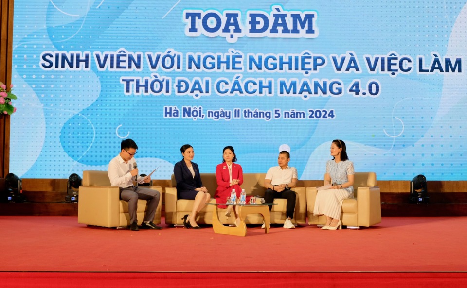 Diễn giả tham gia chia sẻ tại toạ đ&agrave;m trong khu&ocirc;n khổ Hội chợ TMU năm 2024.