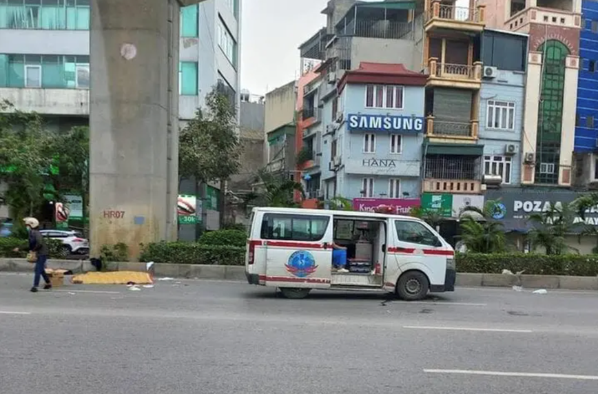 Hà Nội: 2 thiếu niên đi xe máy điện thương vong, nghi do tự ngã - Ảnh 1