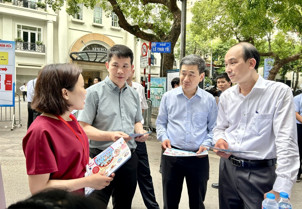 L&atilde;nh đạo Sở LĐTB&amp;XH H&agrave; Nội v&agrave; UBND quận Ho&agrave;n Kiếm trao đổi với DN tại&nbsp;Ng&agrave;y hội Tư vấn v&agrave; giao dịch việc l&agrave;m quận Ho&agrave;n Kiếm năm 2024. Ảnh: Bảo Hiếu.&nbsp;