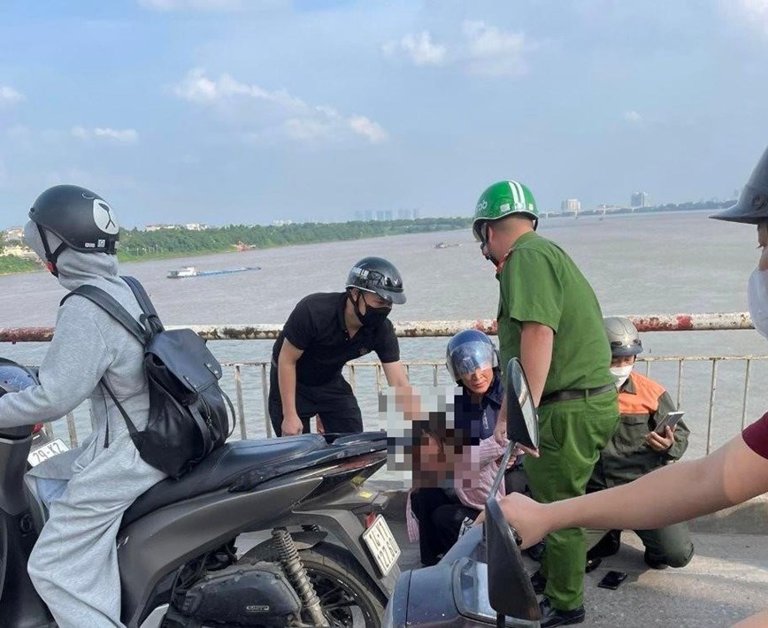Hà Nội: Cảnh sát giao thông ngăn người phụ nữ nhảy cầu - Ảnh 1