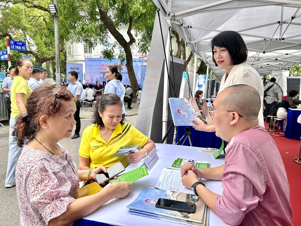 Người lao động t&igrave;m hiểu c&aacute;c vị tr&iacute; việc l&agrave;m tại b&agrave;n tuyển dụng của C&ocirc;ng ty CP Đồng Xu&acirc;n. Ảnh: Trần Oanh.&nbsp;