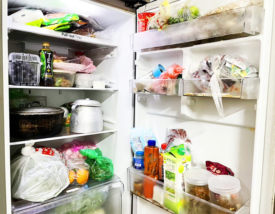 Bảo quản thực phẩm trong tủ lạnh khocirc;ng đuacute;ng caacute;ch dễ bị nhiễm vi khuẩn. Ảnh: Thanh Bigrave;nh