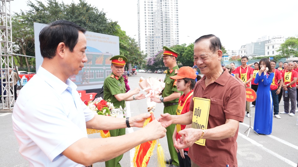 Ph&oacute; B&iacute; thư Thường trực Quận uỷ Cầu Giấy Nguyễn Văn Chiến tặng hoa ch&uacute;c mừng c&aacute;c đội tham gia hội thi.