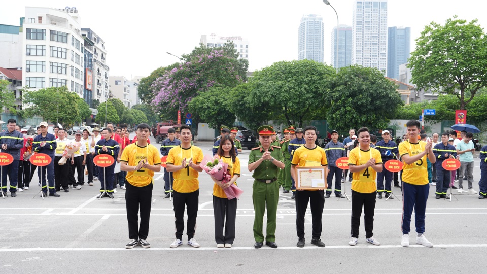 Thượng t&aacute; Ng&ocirc; Thanh L&acirc;m - Ph&oacute; trưởng Ph&ograve;ng Cảnh s&aacute;t PCCC&amp;CNCH (C&ocirc;ng an TP H&agrave; Nội) trao giải Nhất cho đội thi phường Dịch Vọng Hậu.