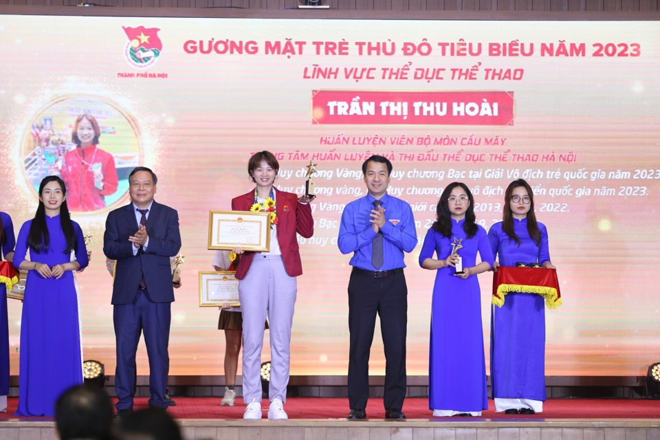 Huấn luyện vi&ecirc;n Bộ m&ocirc;n Cầu M&acirc;y, Trung t&acirc;m Huấn luyện v&agrave; Thi đấu Thể dục Thể thao H&agrave; Nội Trần Thị Thu Ho&agrave;i nhận Giải thưởng