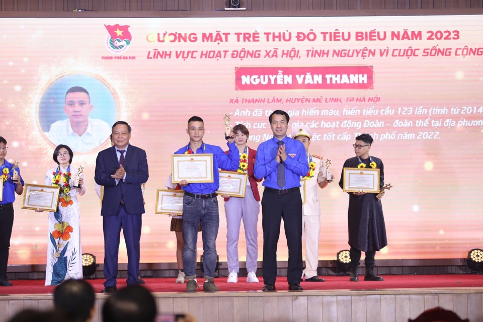 Anh Nguyễn Văn Thanh, đo&agrave;n vi&ecirc;n x&atilde; Thanh L&acirc;m, huyện M&ecirc; Linh nhận Giải thưởng