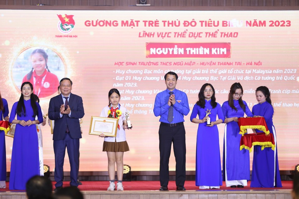 Trao Giải thưởng cho em&nbsp;Nguyễn Thi&ecirc;n Kim