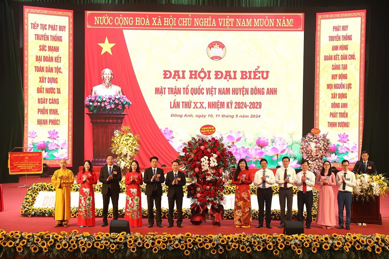 L&atilde;nh đạo UBMTTQ Việt Nam TP H&agrave; Nội tặng hoa ch&uacute;c mừng đại hội.