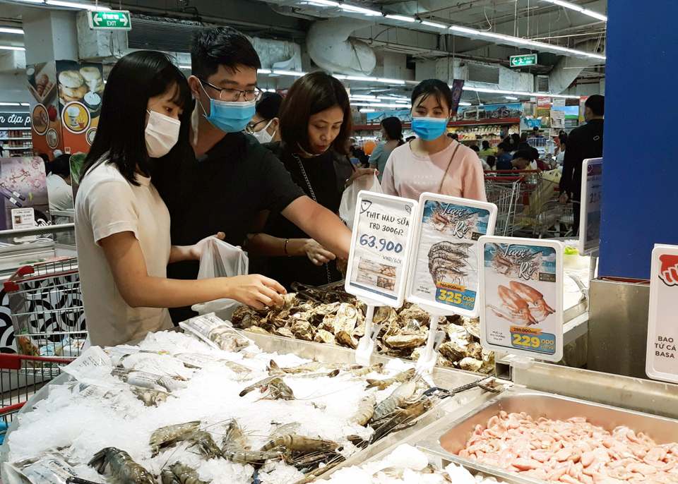 Người ti&ecirc;u d&ugrave;ng mua thực phẩm tươi sống giảm gi&aacute; tại si&ecirc;u thị những ng&agrave;y cuối tuần. Ảnh: Ho&agrave;i Nam