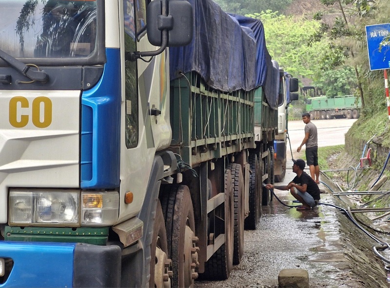 Mặt đường Quốc lộ 12A trở th&agrave;nh b&atilde;i rửa xe &ocirc; t&ocirc; tải cỡ lớn chạy tuyến Việt Nam- L&agrave;o v&agrave; ngược lại qua Cửa khẩu Quốc tế Cha Lo