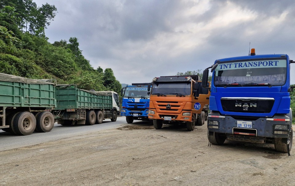 Tr&ecirc;n tuyến đường m&ograve;n Hồ Ch&iacute; Minh đoạn gần ng&atilde; ba Khe Ve (khu di t&iacute;ch lịch sử Khe Thui) thường xuy&ecirc;n c&oacute; rất nhiều xe tải biển kiểm so&aacute;t L&agrave;o dừng đỗ ngược chiều, chiếm dụng l&ograve;ng đường sai quy định