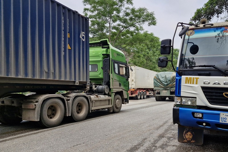 Bởi tr&ecirc;n tuyến Quốc lộ 12A đi Cửa khẩu Quốc tế Cha Lo lưu lượng người, phương tiện rất đ&ocirc;ng. Đường đ&egrave;o dốc quanh co, chật hẹp, xe tải cỡ lớn dừng đỗ che khuất tầm nh&igrave;n sẽ rất dễ xảy ra tai nạn giao th&ocirc;ng kh&oacute; kiểm so&aacute;t&nbsp;