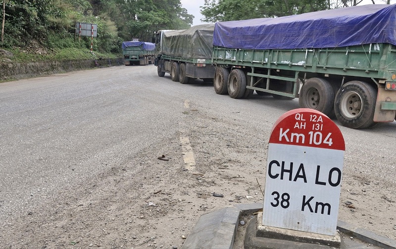 Ng&atilde; ba Khe Ve c&aacute;ch Cửa khẩu Quốc tế Cha Lo 38km, l&agrave; tuyến giao th&ocirc;ng huyết mạch nối Quốc lộ 12A với đường m&ograve;n Hồ Ch&iacute; Minh