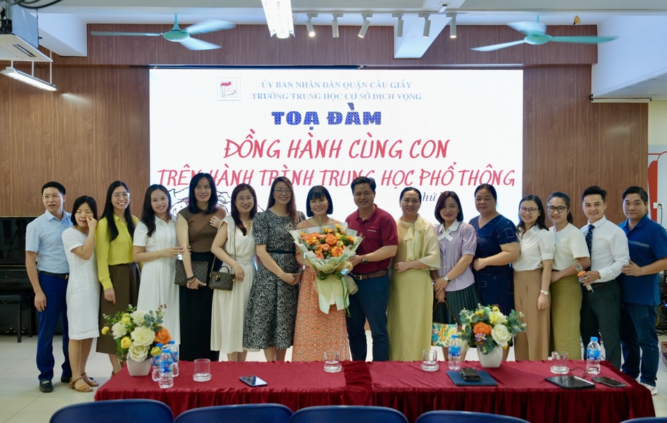 Ban gi&aacute;m hiệu trường THCS Dịch Vọng v&agrave; phụ huynh chụp ảnh lưu niệm c&ugrave;ng diễn giả.