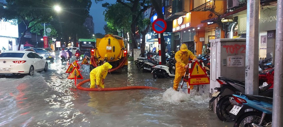 20 giờ tại n&uacute;t giao th&ocirc;ng Phan Bội Ch&acirc;u - L&yacute; Thường Kiệt, c&ocirc;ng nh&acirc;n tho&aacute;t nước ứng trực giảm ngập &uacute;ng. (ảnh C&ocirc;ng Tr&igrave;nh).