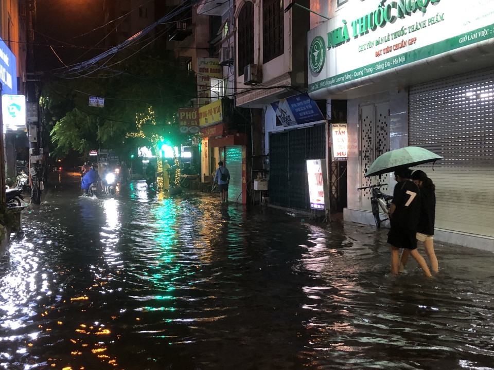 Khu vực ng&otilde; 178 Nguyễn Lương Bằng ngập &uacute;ng kh&aacute; s&acirc;u, c&aacute;c phương tiện kh&oacute; khăn di chuyển. (ảnh Lại Tấn).