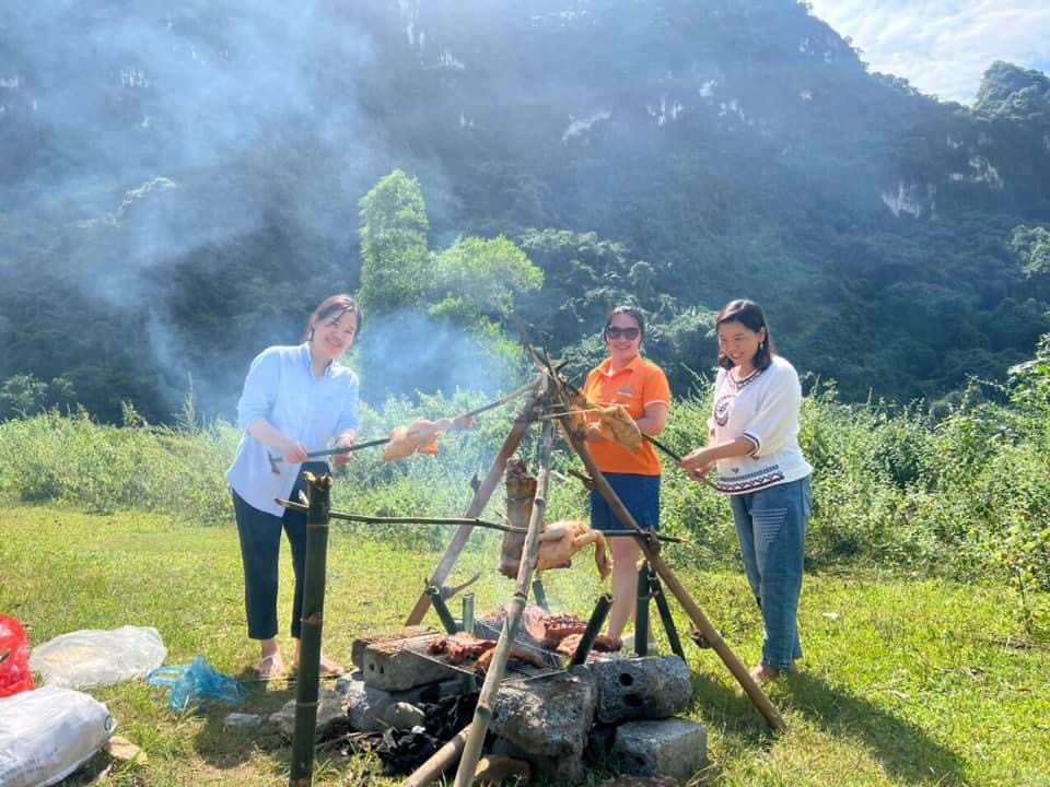 Để chuẩn bị cho chuyến đi, bạn n&ecirc;n mang theo bếp cồn hoặc bếp than để c&ugrave;ng nhau nấu ăn. Ngo&agrave;i ra, để tăng th&ecirc;m phần th&uacute; vị, th&agrave;nh vi&ecirc;n trong nh&oacute;m c&oacute; thể đi nhặt củi để d&ugrave;ng khi nướng g&agrave;, thịt xi&ecirc;n...


Chuẩn bị đ&egrave;n chiếu s&aacute;ng: khu vực xung quanh&nbsp;b&atilde;i cắm trại s&ocirc;ng B&ocirc;i Ho&agrave; B&igrave;nh&nbsp;mặc d&ugrave; vẫn c&oacute; c&aacute;c hộ d&acirc;n sinh sống nhưng lại kh&ocirc;ng c&oacute; đ&egrave;n cao &aacute;p, do đ&oacute; bạn cần chuẩn bị đ&egrave;n chiếu s&aacute;ng ph&ugrave; hợp khi trời tối.


Đến đ&acirc;y c&ugrave;ng gia đ&igrave;nh, cả nh&agrave; c&oacute; thể c&ugrave;ng k&ecirc; b&agrave;n ghế ngồi ngắm cảnh ở giữa s&ocirc;ng hoặc dựng lều trại qua đ&ecirc;m ngay s&aacute;t bờ s&ocirc;ng. B&atilde;i rộng, nước trong xanh v&agrave; sạch tại đ&acirc;y tạo n&ecirc;n kh&ocirc;ng gian rất đẹp.

&nbsp;